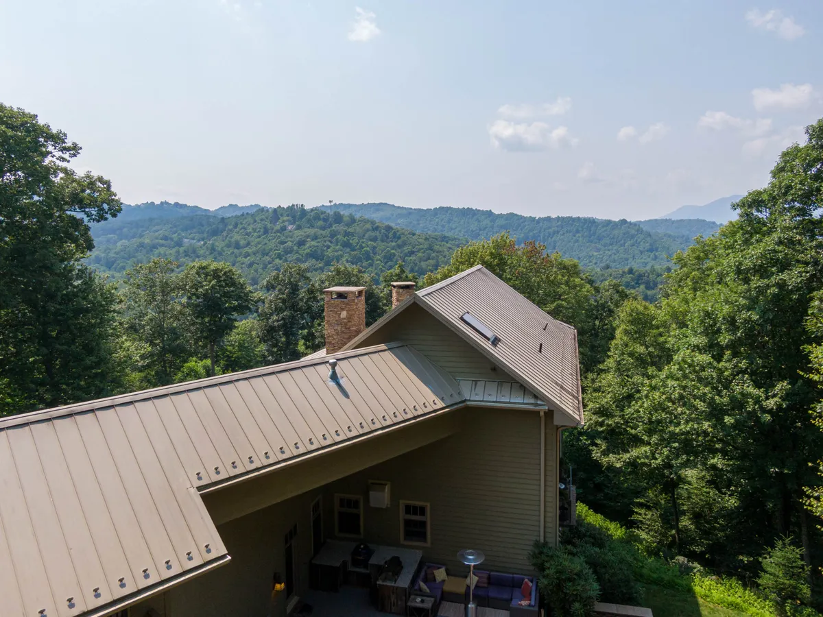 This image presents a peaceful outdoor seating area with stunning views of the surrounding mountains. The space is designed for relaxation, stargazing, and soaking in the serenity of the location—ideal for memorable evenings with friends beneath the stars.